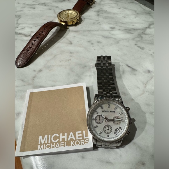 2 Michael Kors Watches (Keeping a pair) - Picture 5 of 7